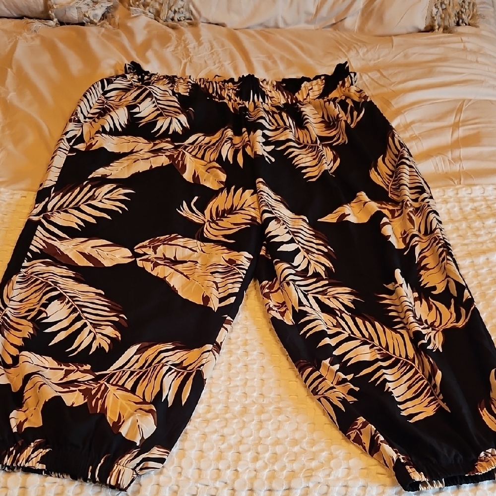 SHEIN Black and Cream Leaf Print Pants